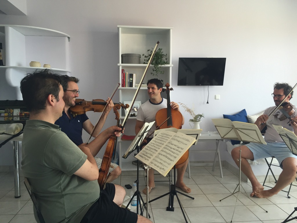 Muzycy z Saronic Chamber Music Orchestra na probie w Live-Bio