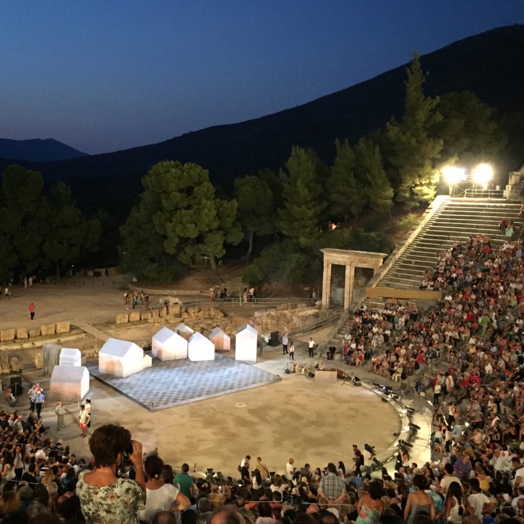 Przedstawienie starozytnego teatru w Epidaurus (tylko 45 min jazdy samochodem od Live-Bio)