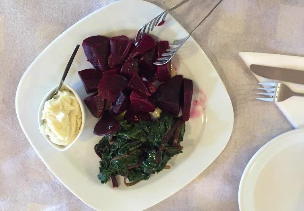 Patzaria me skordalia (beetroot with garlic dip)