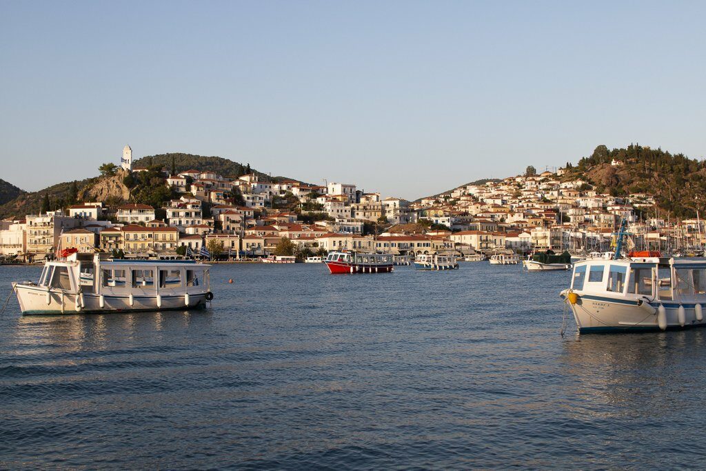 Miasteczko Poros o zachodzie slonca